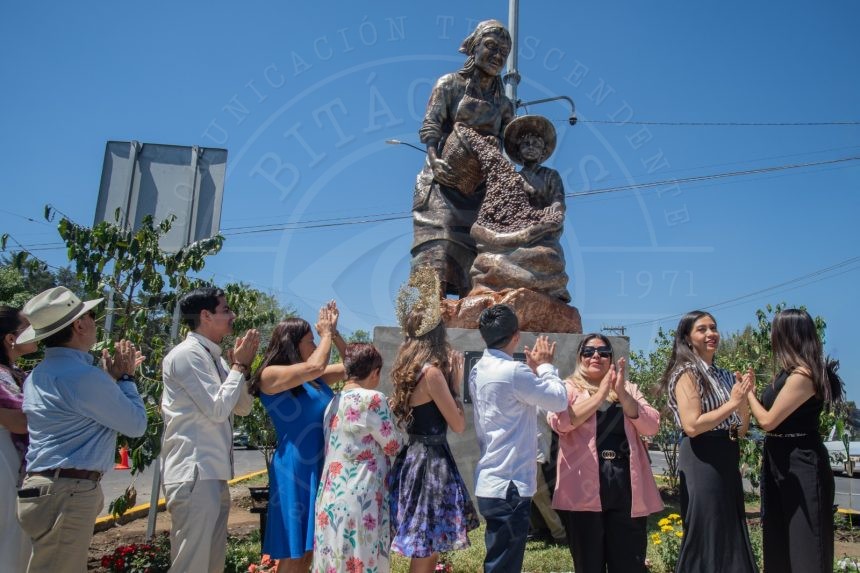 Monumento Cortadora de Café en Coatepec homenaje cafetalero